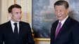 Le président français Emmanuel Macron (g) s'entretient avec son homologue chinois Xi Jinping dans le cadre de la visite d'Etat de deux jours du président chinois en France, au palais de l'Elysée à Paris, le 6 mai 2024