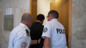 Le chanteur marocain Saad Lamjarred escorté par des officiers de police au tribunal d'Aix-en-Provence, le 18 septembre 2018