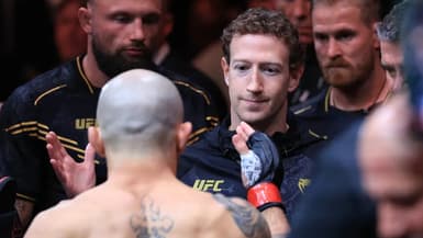 Mark Zuckerberg, patron de Meta, en train de congratuler Alexander Volkanovski lors de l'UFC 298. 