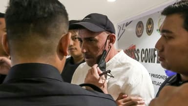 Le Français Serge Atlaoui (c), arrive à l'aéroport de Jakarta pour une conférence de presse, après avoir quitté la prison de Salemba avant son rapatriement en France, le 4 février 2025 à Tangerang, en Indonésie