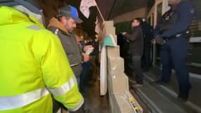 Un mur érigé par des agriculteurs devant l'Inrae, à Paris, le 28 novembre 2024