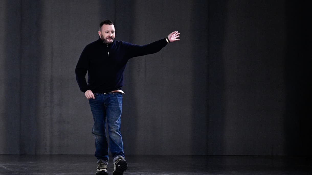 Le designer britannique Kim Jones salue le public à la fin de la collection prêt-à-porter automne-hiver 2025/2026 de Dior Homme dans le cadre de la Semaine de la mode de Paris, à Paris, le 24 janvier 2025.