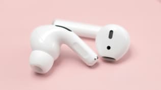 Des Airpods Pro et des Airpods classiques.