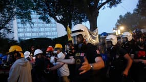 Des milliers de personnes sont à nouveau descendues dans les rues d'Istanbul dans la nuit de samedi à dimanche, érigeant des barricades de fortune et allumant des feux après l'intervention des forces anti-émeutes dans le parc de Gezi (photo), épicentre de