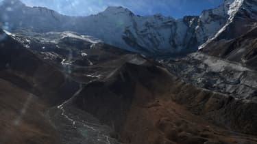 Vue aérienne d'un glacier dans la région de l'Everest, au Népal, le 22 novembre 2018