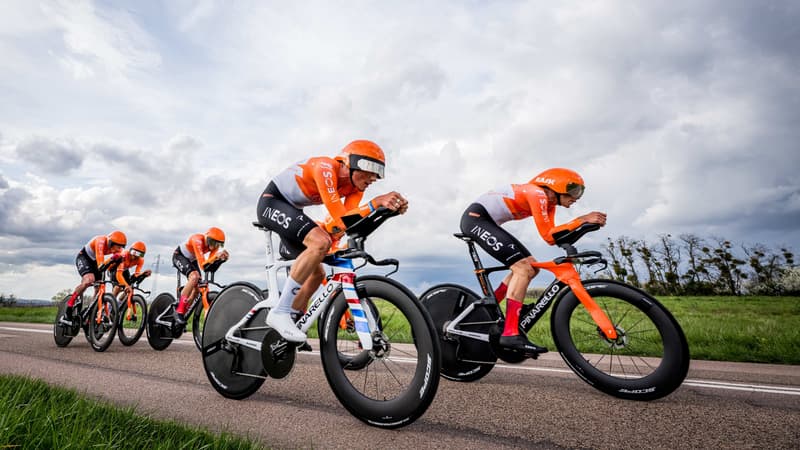 La formation Ineos Grenadiers lors du contre la montre par equipes sur Paris Nice le 10 mars 2026 2250481