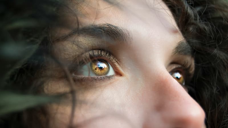 Changer la couleur de ses yeux: l’Académie de médecine alerte sur une pratique “dangereuse”