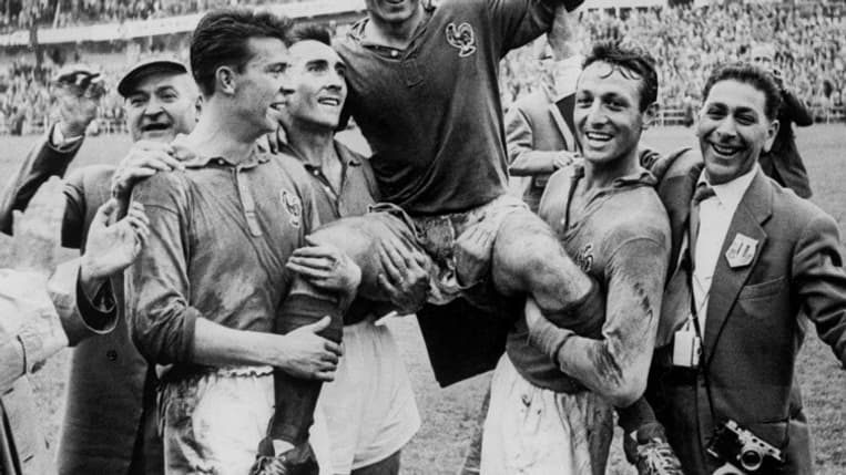 Just Fontaine (au milieu) porté par Yvon Douis, André Lerond et Jean Vincent (de gauche à droite)