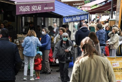 Des personnes font leurs courses rue d'Aligre, le 2 mai 2020 à Paris