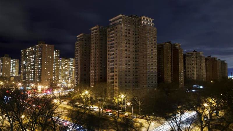 Un quartier résidentiel privé de courant à Brighton Beach, à New York, vendredi. Les immeubles du bas Manhattan se sont éclairés tôt samedi matin pour la première fois depuis le passage de l'ouragan Sandy dans le nord-est des Etats-Unis alors qu'environ t