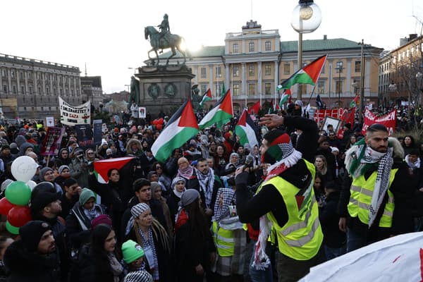 Des manifestants pro-palestiniens brandissent des drapeaux et des pancartes lors d'une manifestation organisée par « Ensemble pour la Palestine » pour demander un cessez-le-feu et exclure Israël du Concours Eurovision de la chanson, dans le centre de Stockholm, en Suède, le 17 février 2024.