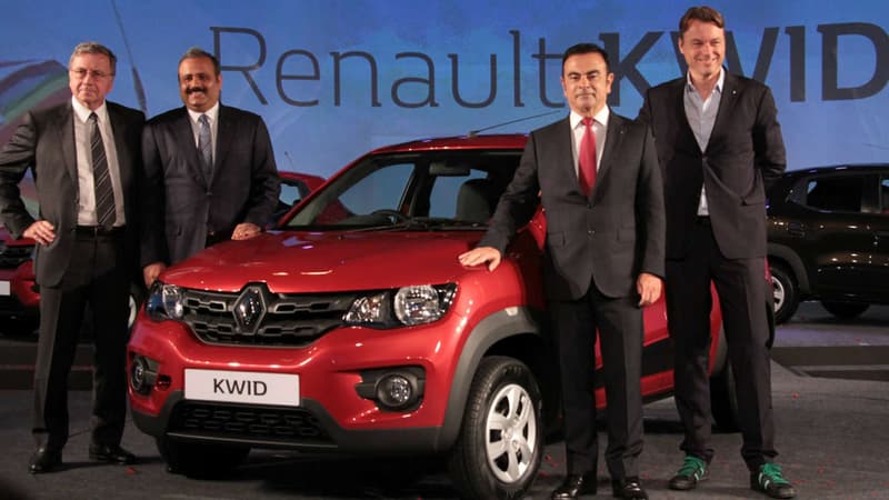 Gérard Detourbet ( à gauche), aux côtés de Sumit Sawhney, patron de Renault en Inde, Carlos Ghosn, président de l'Alliance, et Laurens van den Acker, designer de Renault, lors de la présentation de la Kwid en Inde le 20 mai 2015.