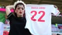 Une spectatrice brandit un maillot floqué Masha Amini lors de pays de Galles-Iran