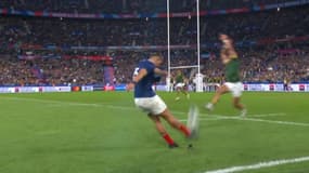 Cheslin Kolbe au moment de contrer la transformation de Thomas Ramos