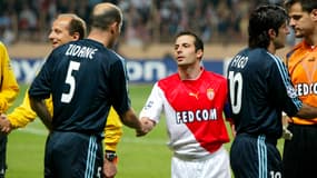 Ludovic Giuly et Zinédine Zidane se serrent le main lors du match retour entre Monaco et le Real Madrid en 2004