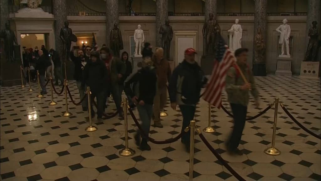 Des manifestants pro-Trump dans le Capitole ce mercredi.