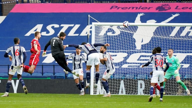 Le gardien Alisson Becker (3e g) marque le second but pour Liverpool lors du match de Premier League sur la pelouse de West Bromwich, le 16 mai 2021 Le gardien Alisson Becker (3e g) marque le second but pour Liverpool lors du match de Premier League sur la pelouse de West Bromwich, le 16 mai 2021