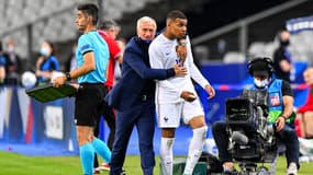 Deschamps avec Mbappé lors de France-Bulgarie le 8 juin 2021.