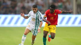 Le latéral droit algérien Youcef Atal face à Morlaye Sylla 