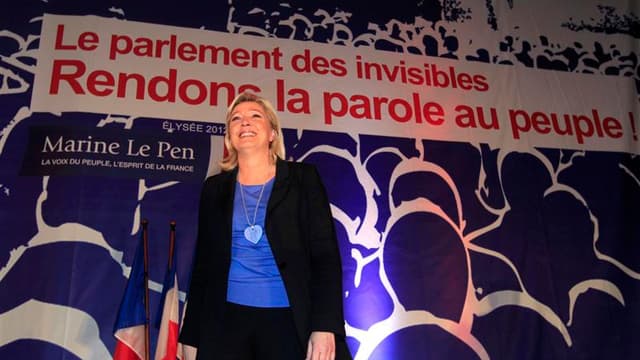 Marine Le Pen a tenu dimanche une "réunion publique interactive" destinée à "redonner une voix à ceux qui n'en ont plus" dans son fief d'Hénin-Beaumont, dans le Pas-de-Calais. /Photo prise le 15 avril 2012/REUTERS/Pascal Rossignol