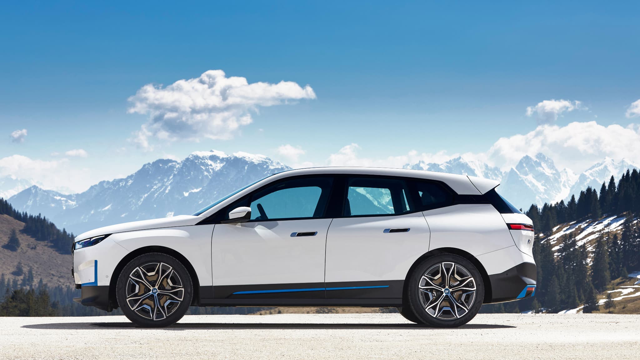 Le iX offre un gabarit de grand SUV entre un X5 et un X7.