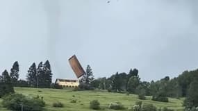 EN VIDEO - Les images impressionnantes d'un toit arraché par une tornade dans le Doubs
