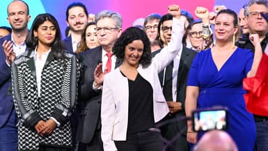 La tête de liste LFI aux élections européennes, Manon Aubry, entourée notamment de Rima Hassan, Jean-Luc Mélenchon et Mathilde Panot, lors d'un meeting à Villepinte (Seine-Saint-Denis), le 16 mars 2024.