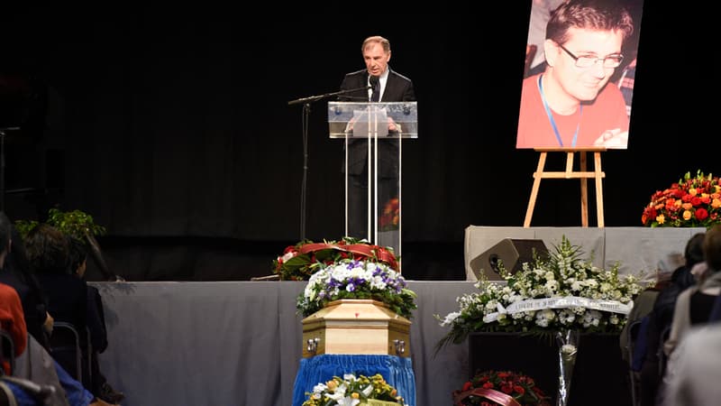 Le maire de Pontoise rend hommage à Charb, vendredi 16 janvier.