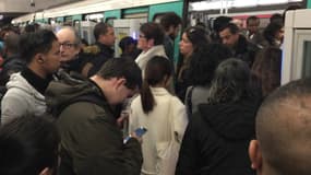 Un métro à Paris bondé.