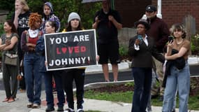 Devant le tribunal à Fairfax (Virginie), des fans inconditionnels de Depp réclament "justice pour Johnny" (REPORTAGE)