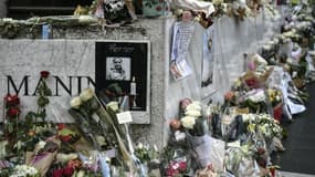 Des fleurs déposées devant l'immeuble parisien où habitait Lola, une fille de 12 ans tuée à Paris le 14 octobre