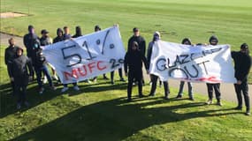 Les fans de Manchester United protestent devant Carrington