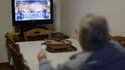 Un homme regarde le débat entre Marine Le Pen et Emmanuel Macron le 20 avril 2022, en Corse. 