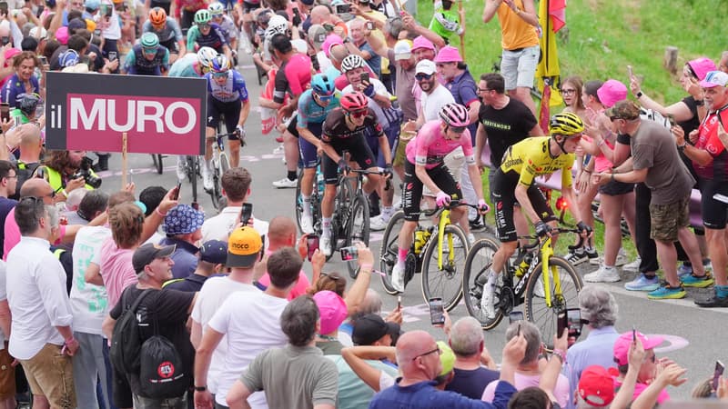 Jonas Vingegaard et la tete du peloton lors de la 18e etape du Giro le 18 mai 2026 2294294