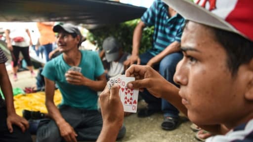 Des migrants honduriens jouent aux cartes à Mapastepec (sud du Mexique), le 24 octobre 2018.
Thousands of mainly Honduran migrants heading to the United States, a caravan President Donald Trump has called an "assault on our country", c... Des migrants honduriens jouent aux cartes à Mapastepec (sud du Mexique), le 24 octobre 2018.
Thousands of mainly Honduran migrants heading to the United States, a caravan President Donald Trump has called an "assault on our country", c...