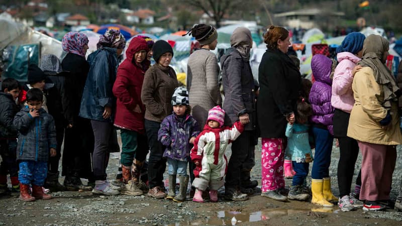 Près de 12 000 personnes vivent actuellement dans le camp d'Idomeni, à la frontière macédonienne. 
