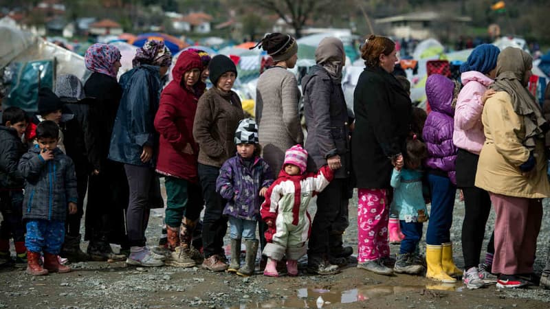Près de 12 000 personnes vivent actuellement dans le camp d'Idomeni, à la frontière macédonienne.