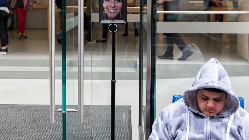 Le robot Lucy est respecté pour le moment par les autres fans qui font la queue.