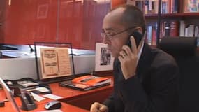 Robert Ménard en 2006, dans son bureau de RSF.