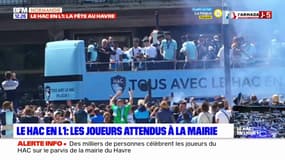 Le Havre: le bus à impériale des joueurs du HAC arrive à l'hôtel de ville