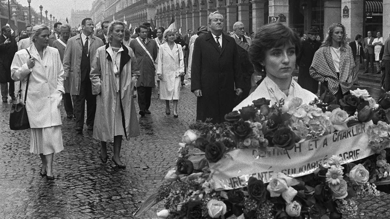 Jean-Marie Le Pen défile avec divers groupes d'extrême droite, le deuxième dimanche de mai, en 1985. Ses filles marchent à ses côtés. Jean-Marie Le Pen défile avec divers groupes d'extrême droite, le deuxième dimanche de mai, en 1985. Ses filles marchent à ses côtés.