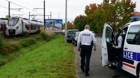 Des policiers près de la gare de Saint-Jean-de-Luz-Ciboure où trois personnes sont mortes percutées par un train, le 12 octobre 2021