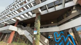 Les élèves de l'université de Créteil suivent les cours à distance en raison du mauvais état d'un bâtiment.