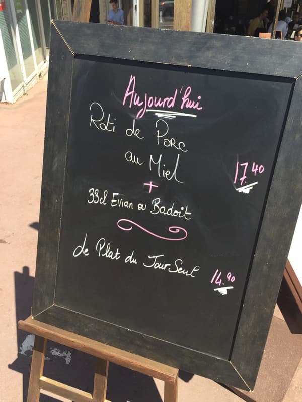Le menu du jour d'un restaurant proche de la Croisette à Cannes. Le menu du jour d'un restaurant proche de la Croisette à Cannes.