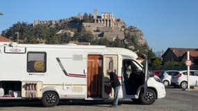 Un camping-car garé à Sisteron