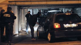 Les policiers à l'entrée d'un parking de Torcy, où ils ont effectué des perquisitions mardi