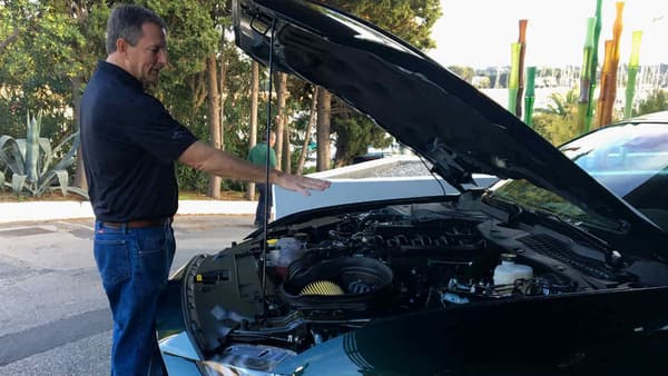 Le directeur ingénierie véhicules monde et Mustang chez Ford, Tom Barnes, en plein examen du V8 5 litres de la Mustang.