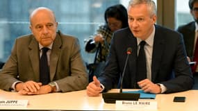 Le maire de Bordeaux Alain Juppé et le ministre de l'Économie Bruno Le Maire lors d'une réunion à Bercy sur l'avenir du site de Blanquefort, le 15 octobre.