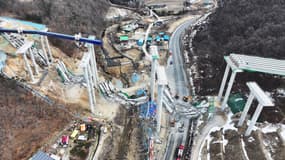 Les sauveteurs recherchent des ouvriers disparus après l'effondrement d'un pont sur un chantier d'autoroute à Anseong (nord du pays), le 25 février 2025.