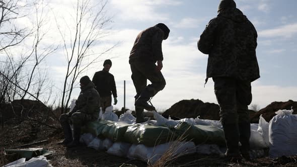Des soldats ukrainiens construisent une fortification près d'Avdiïvka, le 17 février 2024